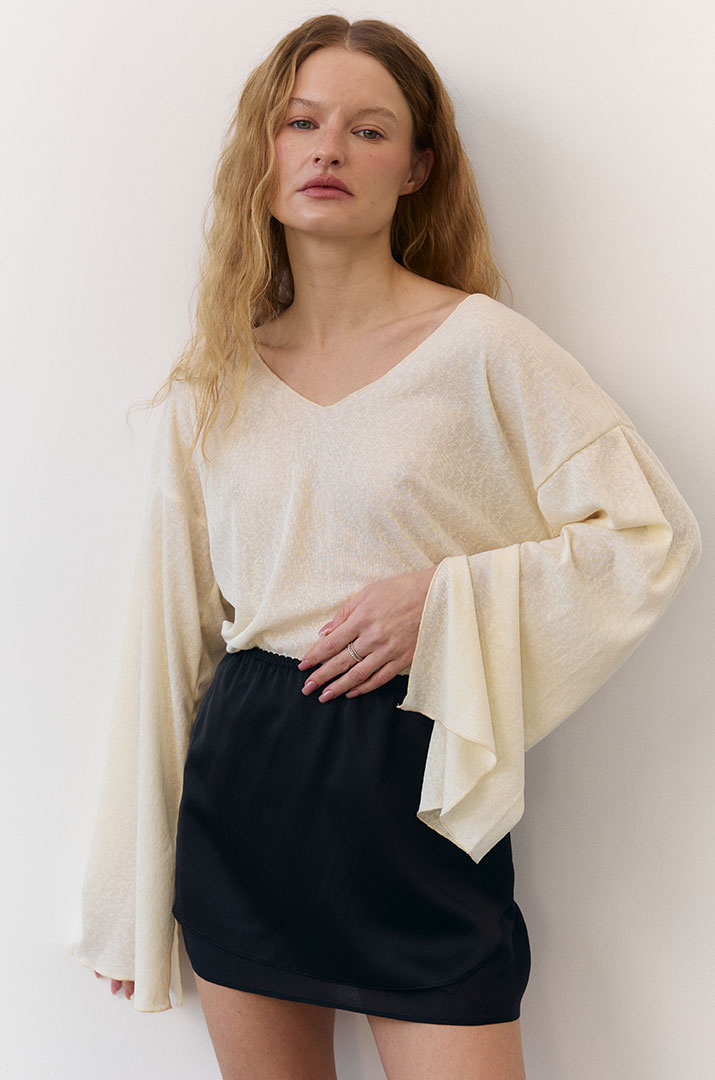 Лонгслів з розрізами на рукавах