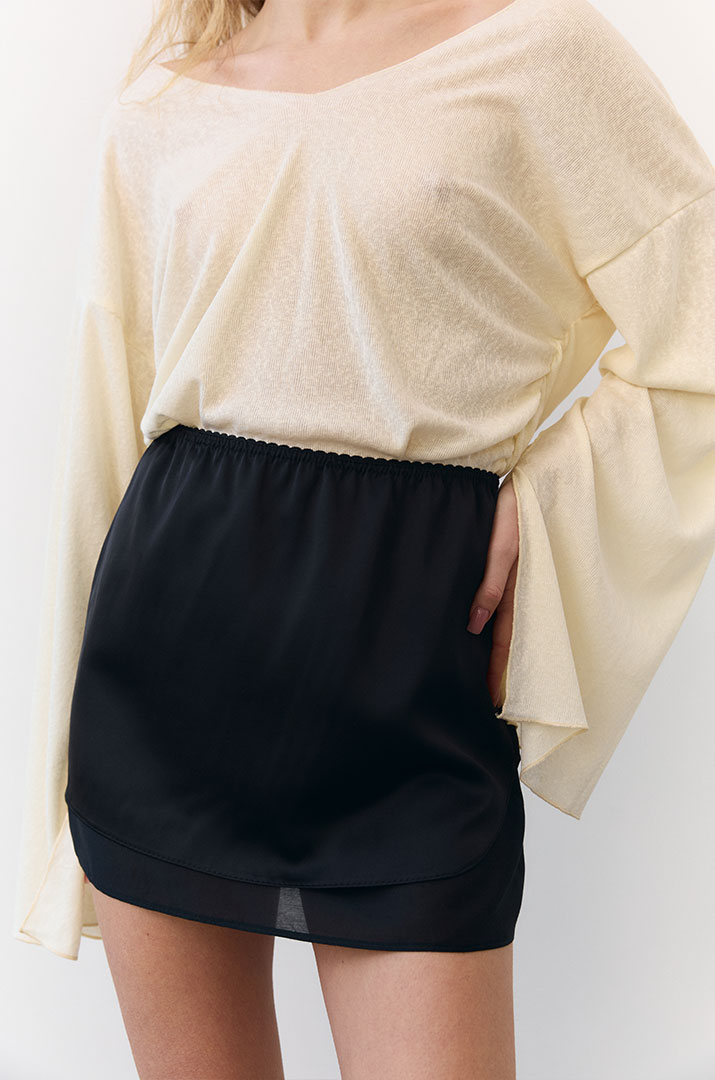 Лонгслів з розрізами на рукавах