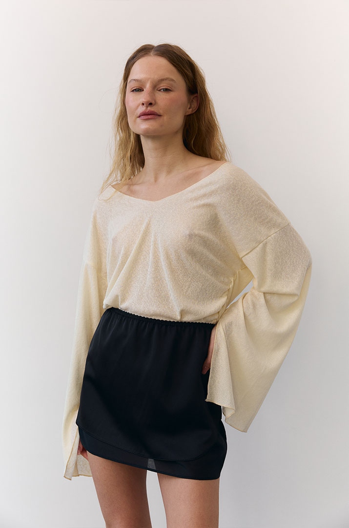 Лонгслів з розрізами на рукавах