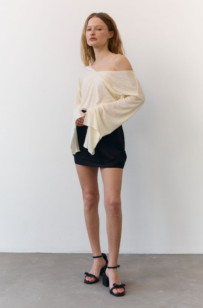 Лонгслів з розрізами на рукавах