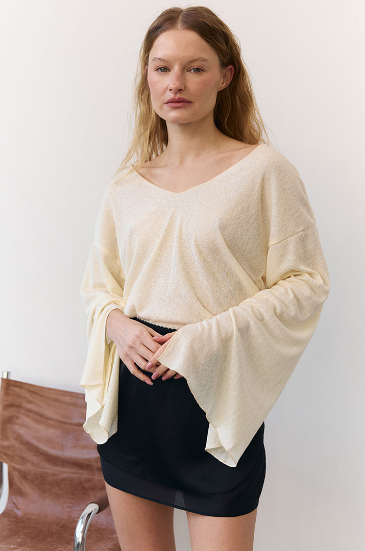 Лонгслів з розрізами на рукавах