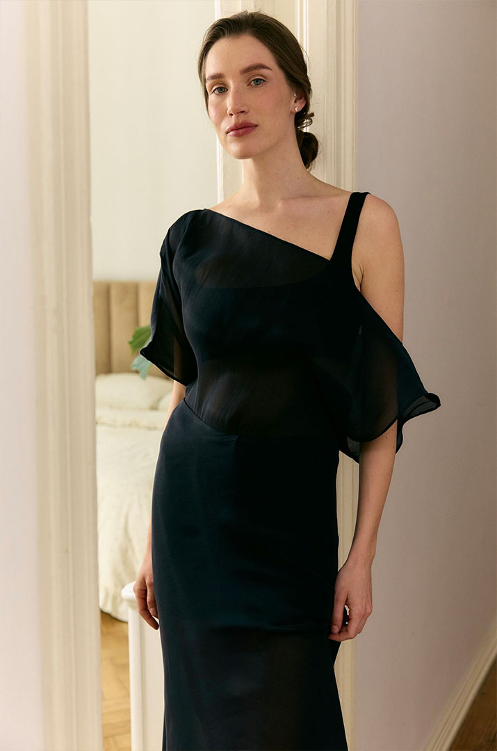 Блуза з відкритим плечем