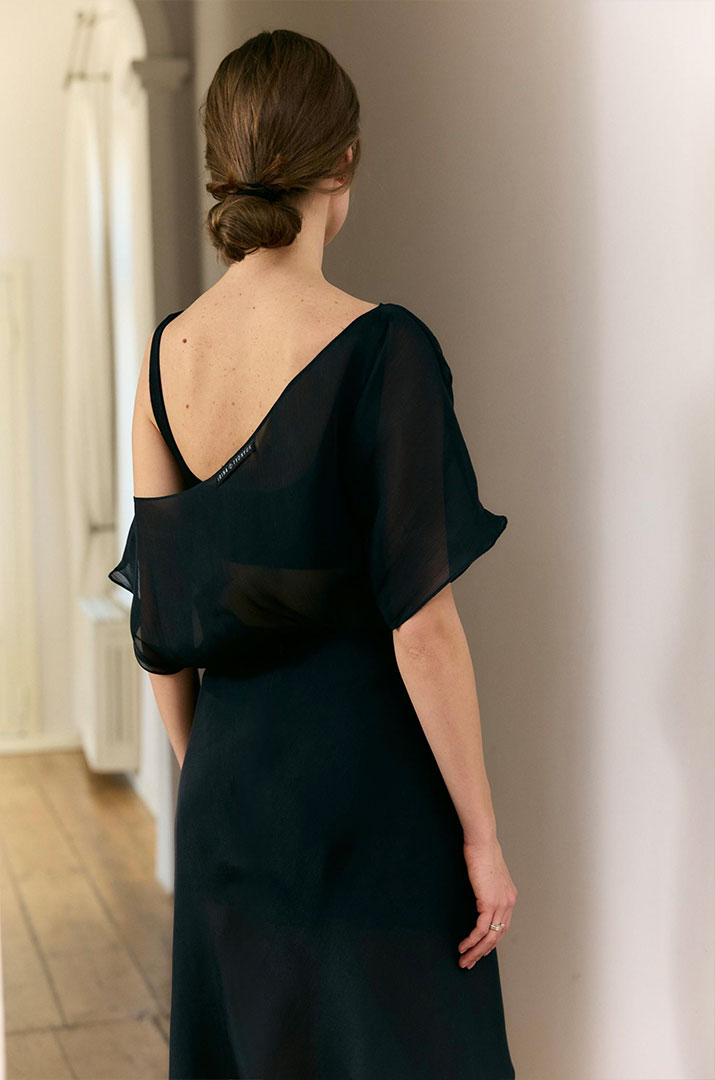 Блуза з відкритим плечем