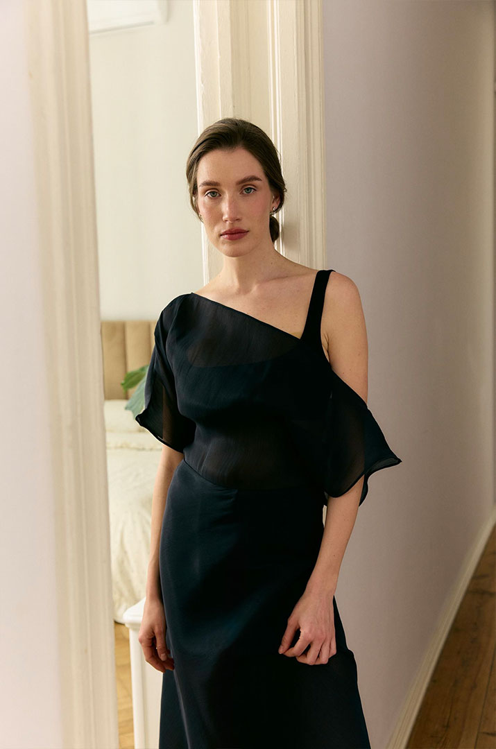 Блуза з відкритим плечем