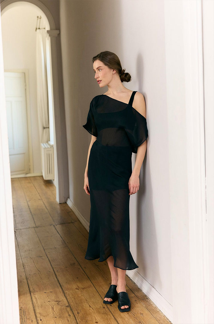 Блуза з відкритим плечем