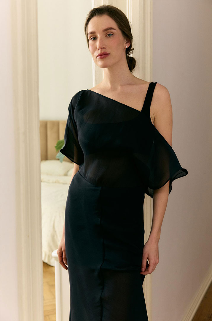 Блуза з відкритим плечем