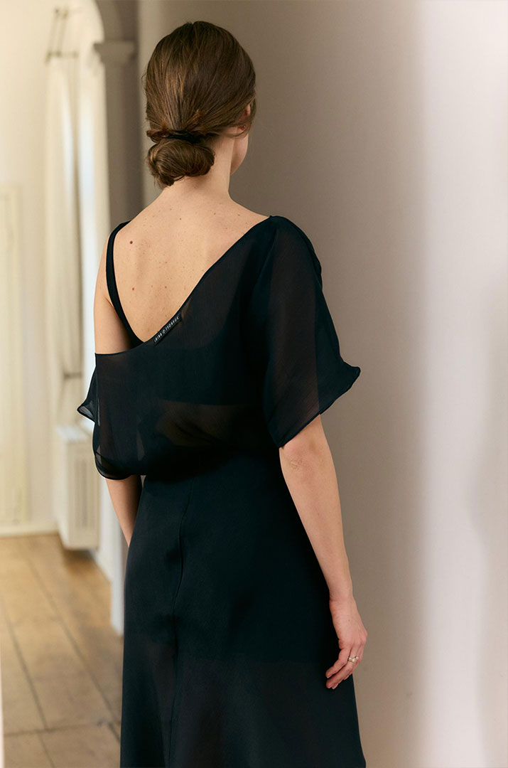 Блуза з відкритим плечем