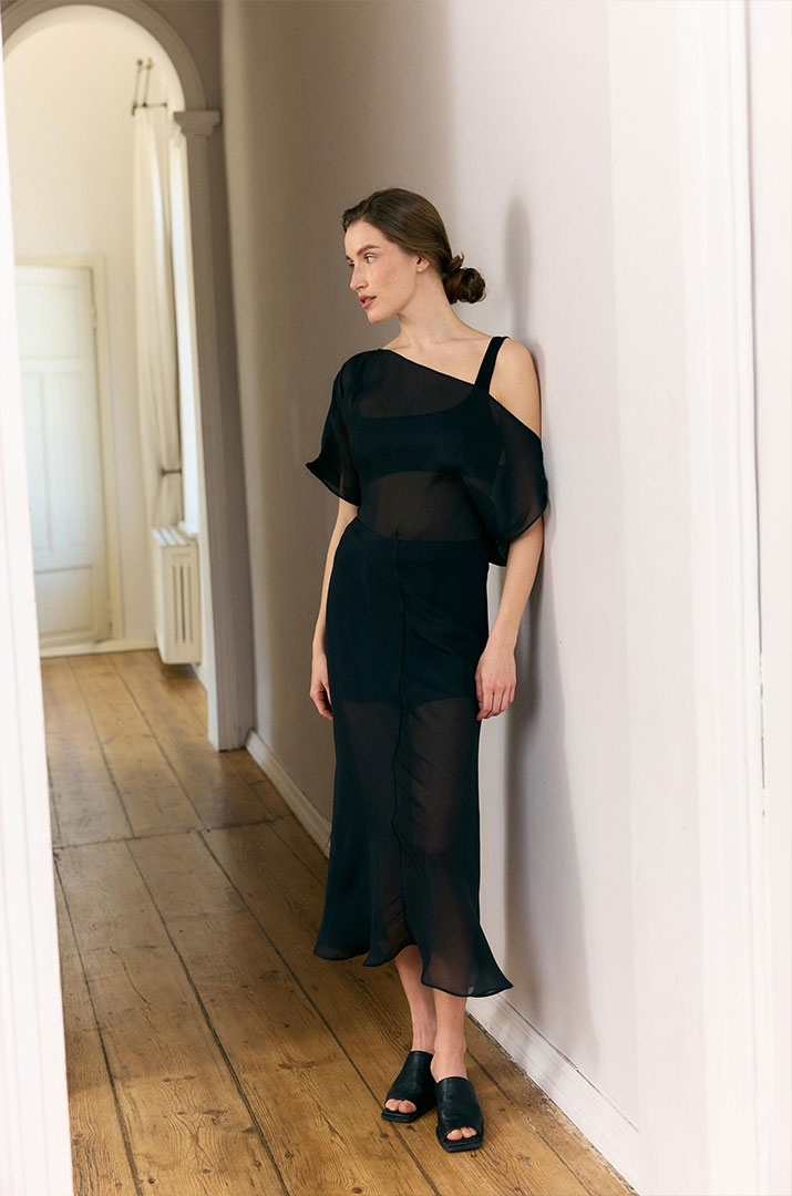 Блуза з відкритим плечем