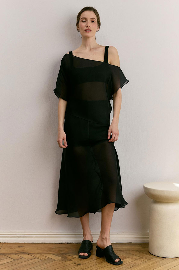 Блуза з відкритим плечем