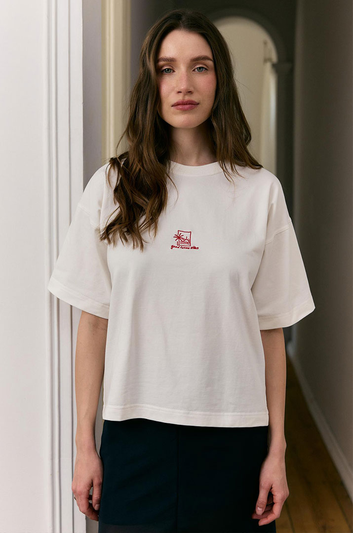 Футболка з вишивкою