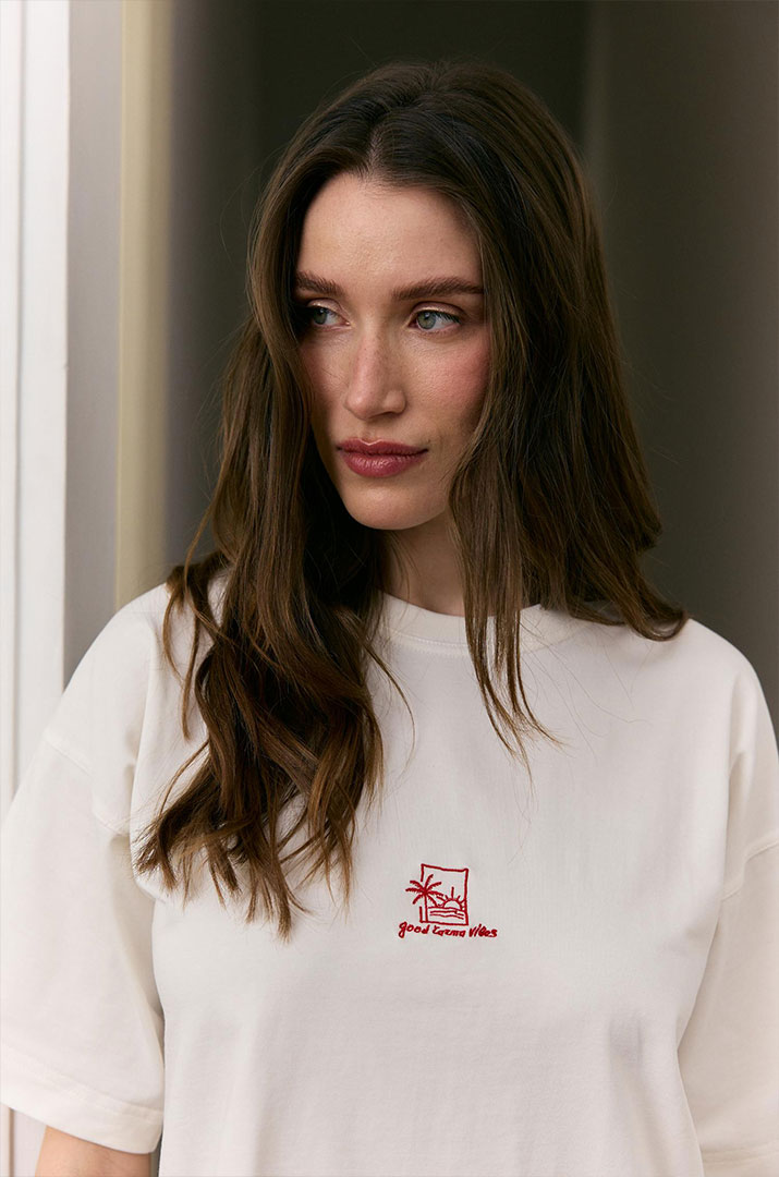 Футболка з вишивкою