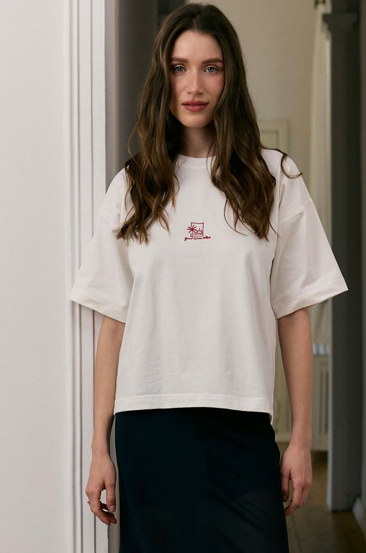 Футболка з вишивкою