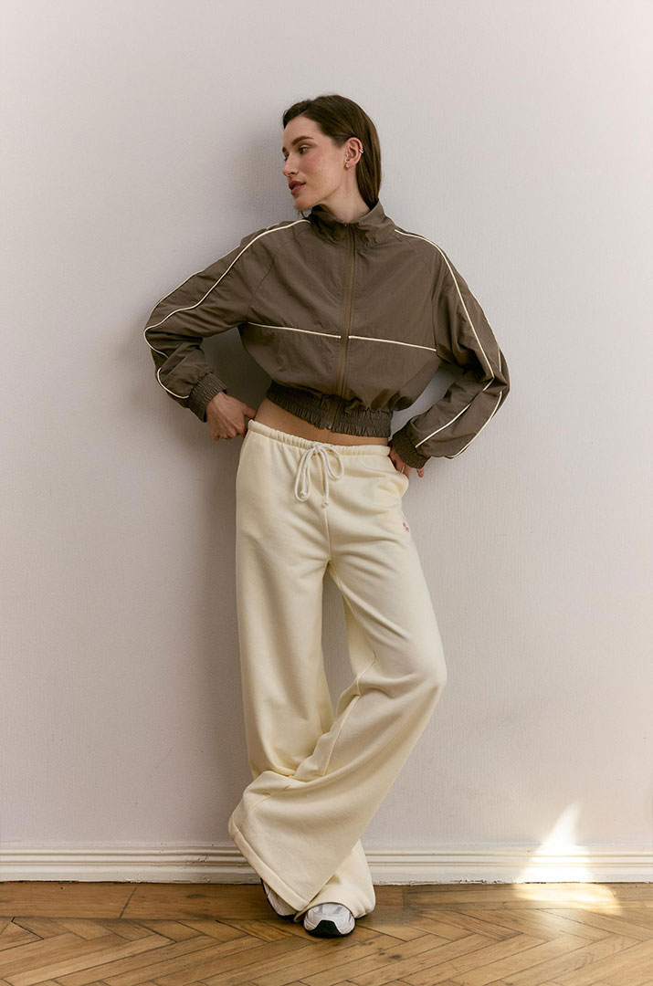 Штани з вишивкою