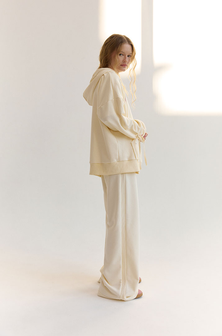 Штани з вишивкою