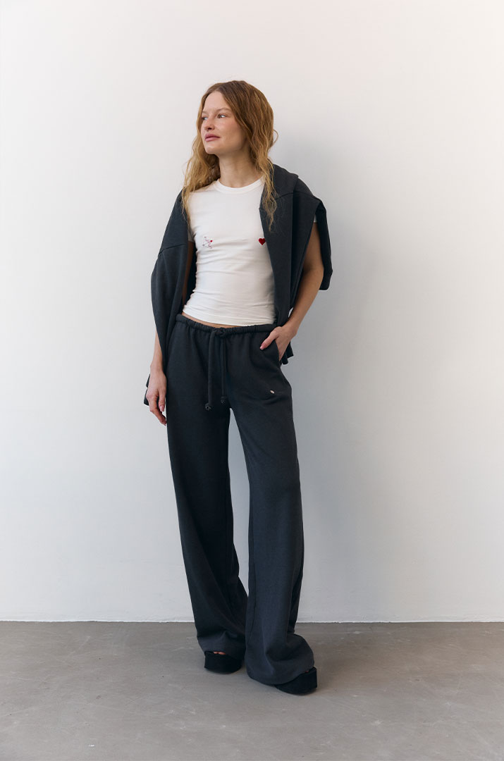 Штани з вишивкою