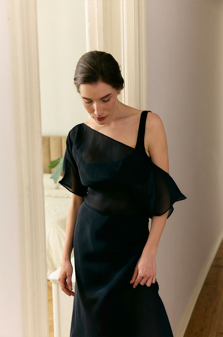 Блуза з відкритим плечем