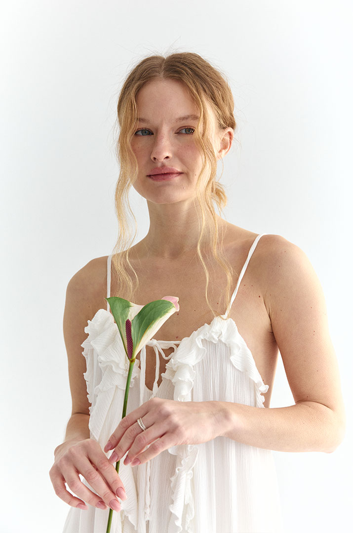 Сукня на бретелях з рюшами