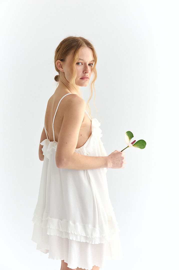 Сукня на бретелях з рюшами